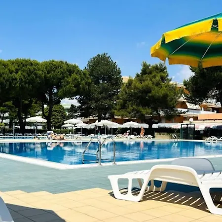 Lovely In A Pool Paradise *